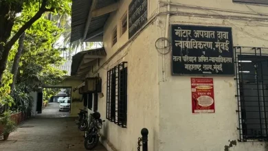 કોર્ટનો ન્યાયિક હથોડો અને માર્ગ અકસ્માત વળતરના કાયદાકીય દસ્તાવેજોની પ્રતિકાત્મક તસવીર.