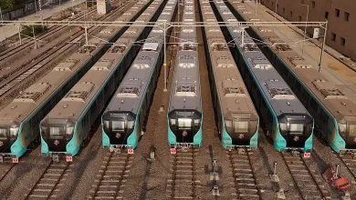 મુંબઈની ભૂગર્ભ મેટ્રો 3 ટ્રેન અને પ્લેટફોર્મ પર મુસાફરોની ભીડ.