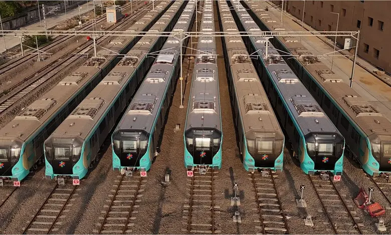 મુંબઈની ભૂગર્ભ મેટ્રો 3 ટ્રેન અને પ્લેટફોર્મ પર મુસાફરોની ભીડ.