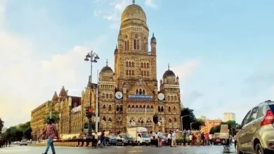 મુંબઈ મહાનગર પાલિકાનું મુખ્ય મથક (BMC Headquarter) અને બજેટના આંકડા દર્શાવતો ગ્રાફ.