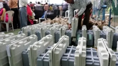 મુંબઈ મતદાન મથક પર મતદારોની યાદી અને સુરક્ષા વ્યવસ્થાની પ્રતિકાત્મક તસવીર.