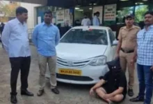 મુંબઈ એરપોર્ટની બહાર ઊભેલી ટેક્સીઓ અને સાયબર સુરક્ષા/છેતરપિંડીની જાગૃતિ દર્શાવતી પ્રતિકાત્મક તસવીર.