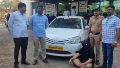 મુંબઈ એરપોર્ટની બહાર ઊભેલી ટેક્સીઓ અને સાયબર સુરક્ષા/છેતરપિંડીની જાગૃતિ દર્શાવતી પ્રતિકાત્મક તસવીર.