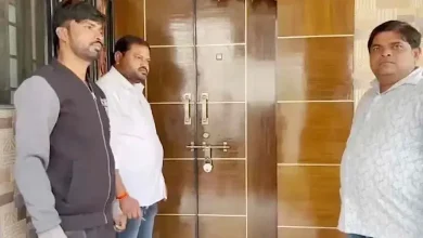 નાગપુર ચૂંટણી દરમિયાન ઉમેદવારના ઘરની બહાર એકઠા થયેલા સમર્થકો અને રાજકીય માહોલની પ્રતિકાત્મક તસવીર.