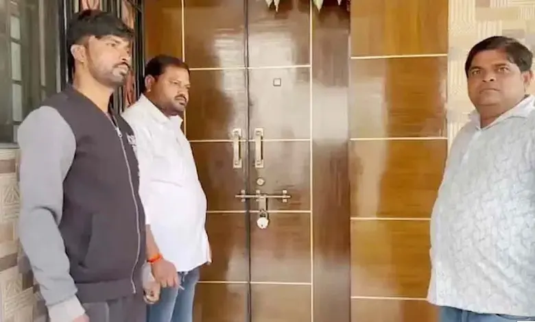 નાગપુર ચૂંટણી દરમિયાન ઉમેદવારના ઘરની બહાર એકઠા થયેલા સમર્થકો અને રાજકીય માહોલની પ્રતિકાત્મક તસવીર.