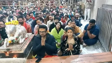 ઉજ્જૈન મહાકાલેશ્વર મંદિરમાં ભસ્મ આરતી દરમિયાન પ્રાર્થના કરતી અભિનેત્રી નિમરત કૌર.