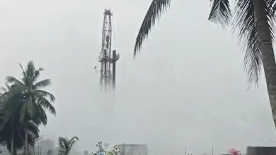 આંધ્રપ્રદેશના કોનાસીમામાં ONGC તેલના કૂવામાંથી નીકળતો ગેસ અને ધુમાડો.