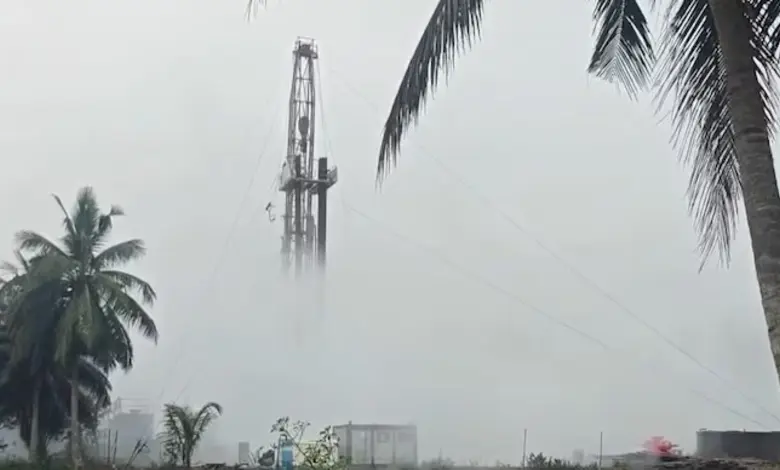 આંધ્રપ્રદેશના કોનાસીમામાં ONGC તેલના કૂવામાંથી નીકળતો ગેસ અને ધુમાડો.