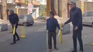 ઉજ્જૈનની ગલીમાં બાળકો સાથે ક્રિકેટ રમતા ભારતીય ક્રિકેટર કપિલ દેવ.