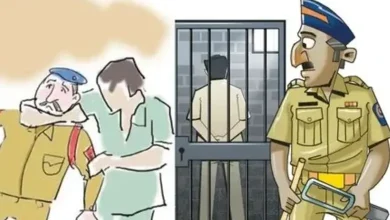 જેલના સળિયા અને પોલીસ કાર્યવાહી દર્શાવતી પ્રતિકાત્મક તસવીર.