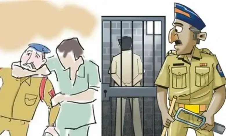 જેલના સળિયા અને પોલીસ કાર્યવાહી દર્શાવતી પ્રતિકાત્મક તસવીર.