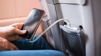 ફ્લાઇટમાં પાવર બેન્ક અને લિથિયમ બેટરીના જોખમ અંગેની ચેતવણી દર્શાવતી તસવીર.