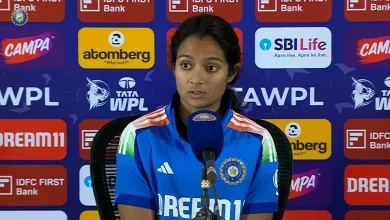 મહિલા ક્રિકેટર પ્રતિકા રાવલ અને ગ્રોક AI વચ્ચેના વાયરલ સંવાદનું સ્ક્રીનશોટ ફેક્ટ ચેક ગ્રાફિક.