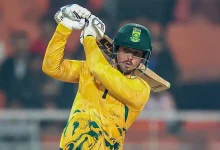 ક્વિન્ટન ડિકૉક વેસ્ટ ઇન્ડિઝ સામે સેન્ચુરિયન ગ્રાઉન્ડ પર સદી ફટકાર્યા બાદ ઉજવણી કરતો ફોટો.