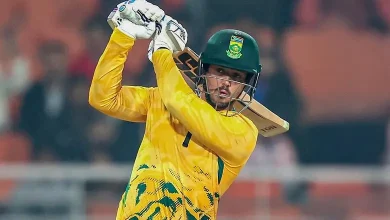 ક્વિન્ટન ડિકૉક વેસ્ટ ઇન્ડિઝ સામે સેન્ચુરિયન ગ્રાઉન્ડ પર સદી ફટકાર્યા બાદ ઉજવણી કરતો ફોટો.