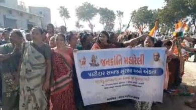 સસ્પેન્ડ કલેક્ટર રાજેન્દ્ર પટેલના સમર્થનમાં અમદાવાદના માંડલમાં પાટીદાર સમાજની વિશાળ રેલીનું દ્રશ્ય.