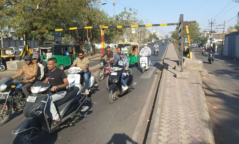 રાજકોટમાં નિર્માણાધીન સાંઢિયા પુલનું અધૂરું કામ અને ટ્રાફિક જામના દ્રશ્યો.