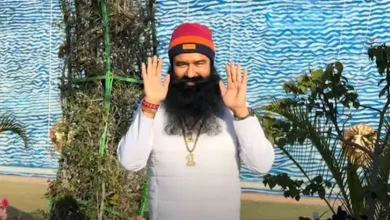 જેલની બહાર આવતો ડેરા સચ્ચા સૌદાનો વડો ગુરમીત રામ રહીમ સિંહ.