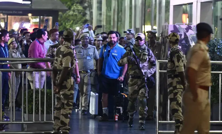 ‘બચ્ચે કો બીચ મેં મત લાઓ...’ મુંબઈ એરપોર્ટ પર રોહિત શર્માએ બેદરકાર માતાપિતાને ઠપકો આપ્યો, જાણો કેમ