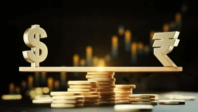 ભારતીય રૂપિયો અને યુએસ ડૉલરના ચલણની પ્રતિકાત્મક તસવીર જે ચલણના મૂલ્યમાં ઘટાડો સૂચવે છે.