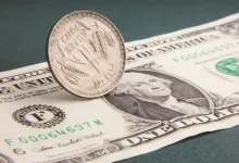 ડૉલર સામે ભારતીય રૂપિયાના મૂલ્યમાં ઘટાડો દર્શાવતો ગ્રાફ અને વિદેશી ચલણ.