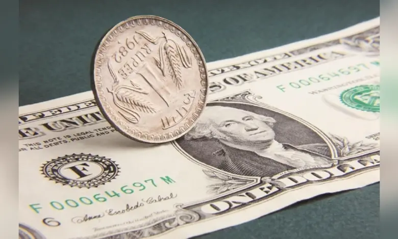 ડૉલર સામે ભારતીય રૂપિયાના મૂલ્યમાં ઘટાડો દર્શાવતો ગ્રાફ અને વિદેશી ચલણ.