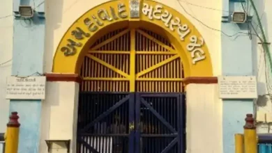 સાબરમતી સેન્ટ્રલ જેલનો મુખ્ય દરવાજો અને જેલ સુરક્ષા તેમજ તપાસની પ્રતિકાત્મક તસવીર.