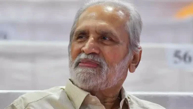 Senior Congress leader and former Union Minister Suresh Kalmadi passed away in Pune early on Tuesday morning after a prolonged illness.