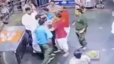 ભીમાશંકર મંદિરમાં શિવસેના નેતા દેવીદાસ દરેકર અને પૂજારી વચ્ચે બોલાચાલી અને મારપીટના CCTV ફૂટેજ.