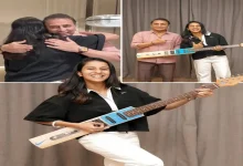 સુનીલ ગાવસકર જેમિમા રૉડ્રિગ્સને બૅટના આકારનું ગિટાર ભેટ આપી રહ્યા છે.