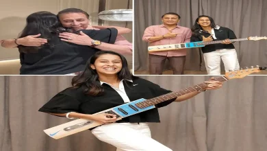 સુનીલ ગાવસકર જેમિમા રૉડ્રિગ્સને બૅટના આકારનું ગિટાર ભેટ આપી રહ્યા છે.