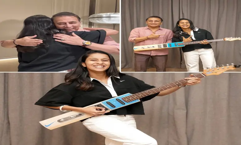 સુનીલ ગાવસકર જેમિમા રૉડ્રિગ્સને બૅટના આકારનું ગિટાર ભેટ આપી રહ્યા છે.