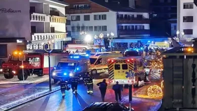 સ્વિટ્ઝર્લેન્ડના ક્રેન્સ-મોન્ટાનામાં વિસ્ફોટ બાદ પોલીસ સુરક્ષા અને બચાવ કામગીરીના દ્રશ્યો.