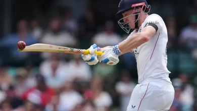 સિડની ક્રિકેટ ગ્રાઉન્ડ પર સુરક્ષા જવાનોની હાજરી અને અહમદ અલ અહમદનું સન્માન કરતા ખેલાડીઓ.