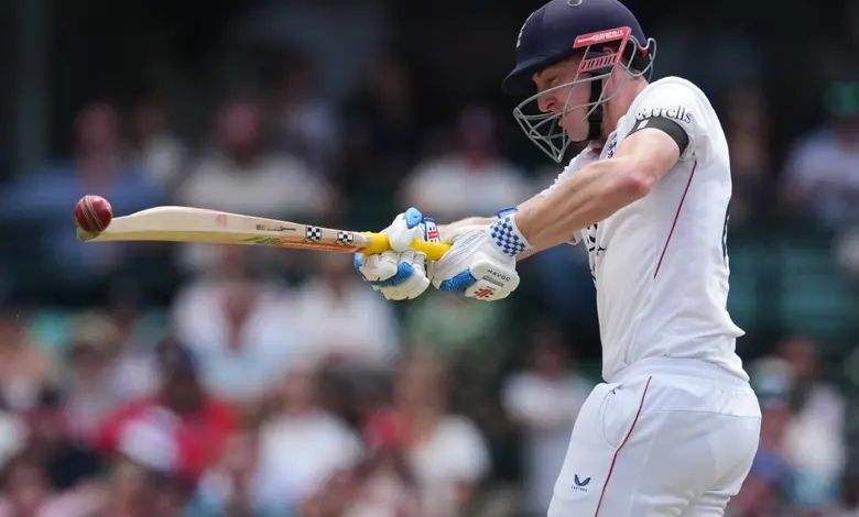 સિડની ક્રિકેટ ગ્રાઉન્ડ પર સુરક્ષા જવાનોની હાજરી અને અહમદ અલ અહમદનું સન્માન કરતા ખેલાડીઓ.