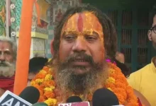 અયોધ્યાના જગદગુરુ પરમહંસચાર્ય અને પોલીસ સુરક્ષાને લગતી પ્રતિકાત્મક તસવીર.