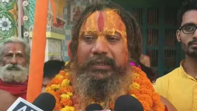 અયોધ્યાના જગદગુરુ પરમહંસચાર્ય અને પોલીસ સુરક્ષાને લગતી પ્રતિકાત્મક તસવીર.