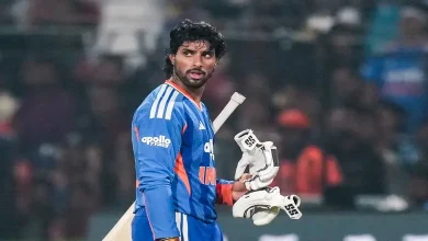 ભારતીય ક્રિકેટર તિલક વર્માની મેદાન પરની તસવીર અને ટેસ્ટિક્યૂલર ટૉર્સિયન બીમારી અંગેની માહિતીનું પ્રતીકાત્મક ચિત્ર.