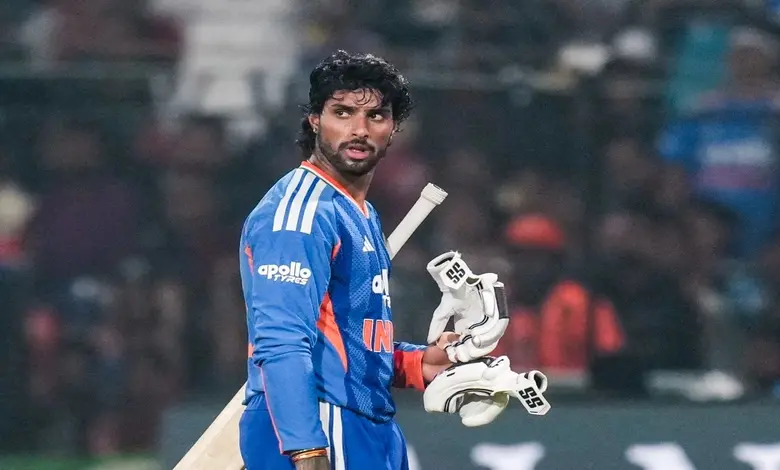 ભારતીય ક્રિકેટર તિલક વર્માની મેદાન પરની તસવીર અને ટેસ્ટિક્યૂલર ટૉર્સિયન બીમારી અંગેની માહિતીનું પ્રતીકાત્મક ચિત્ર.