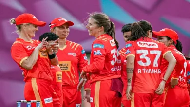 મેદાન પર ગુજરાત જાયન્ટ્સની મહિલા ખેલાડીઓ વિજયની ઉજવણી કરી રહી છે.