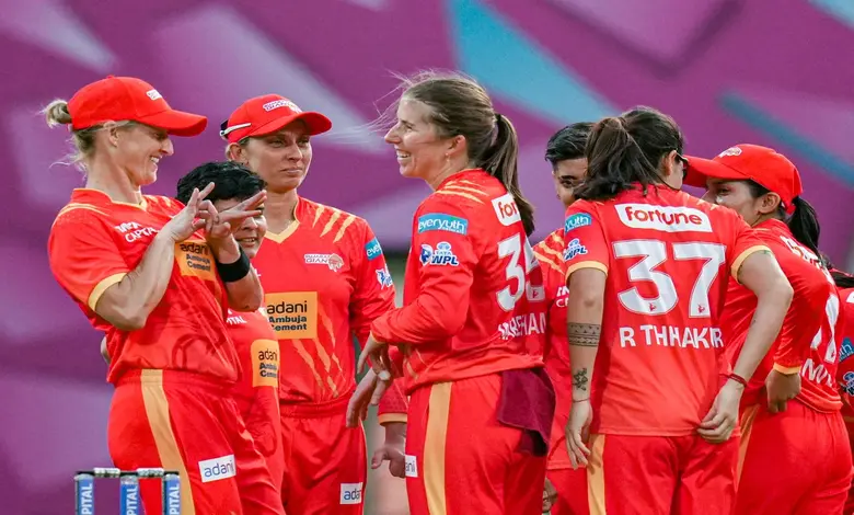 મેદાન પર ગુજરાત જાયન્ટ્સની મહિલા ખેલાડીઓ વિજયની ઉજવણી કરી રહી છે.