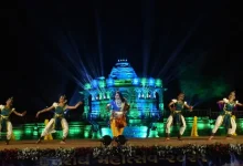 મોઢેરા સૂર્યમંદિરની પૃષ્ઠભૂમિમાં ઉત્તરાર્ધ મહોત્સવ દરમિયાન શાસ્ત્રીય નૃત્ય રજૂ કરતા કલાકારો.