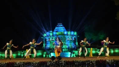 મોઢેરા સૂર્યમંદિરની પૃષ્ઠભૂમિમાં ઉત્તરાર્ધ મહોત્સવ દરમિયાન શાસ્ત્રીય નૃત્ય રજૂ કરતા કલાકારો.