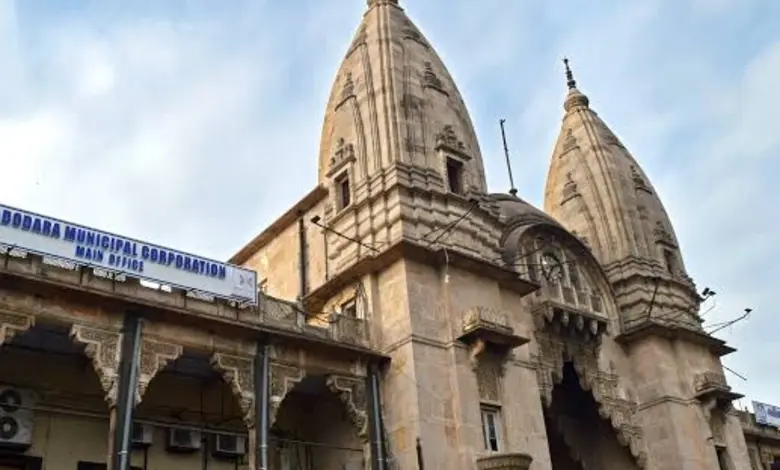 વડોદરા મહાનગરપાલિકાની કચેરી અને સિંચાઈ વિભાગના પાણીના બિલના વિવાદને દર્શાવતી પ્રતિકાત્મક છબી.