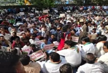 વલસાડના પારડીમાં સમાન વેતનની માંગ સાથે બેનરો લઈને રેલી કાઢી રહેલા હજારો શ્રમિકો અને ધારાસભ્ય અનંત પટેલ.