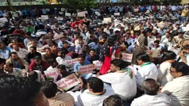 વલસાડના પારડીમાં સમાન વેતનની માંગ સાથે બેનરો લઈને રેલી કાઢી રહેલા હજારો શ્રમિકો અને ધારાસભ્ય અનંત પટેલ.