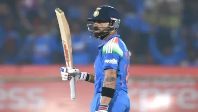 વડોદરાના મેદાન પર ન્યૂઝીલેન્ડ સામે 28000 રન પૂરા કરી બેટ ઊંચું કરીને અભિવાદન ઝીલતો વિરાટ કોહલી.