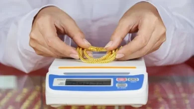 ગુજરાત તોલમાપ વિભાગના અધિકારીઓ જ્વેલરી શોરૂમમાં વજનકાંટાની તપાસ કરી રહ્યા છે.