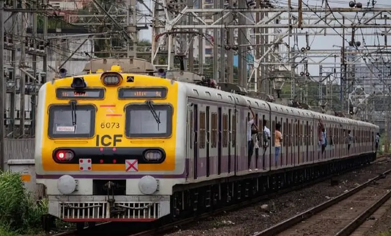 મુંબઈ પશ્ચિમ રેલવે ટ્રેક અને લોકલ ટ્રેન બ્લોક દરમિયાન સમારકામની પ્રતિકાત્મક તસવીર.