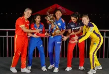 WPL સીઝન 4 ની ટ્રોફી સાથે મુંબઈ ઇન્ડિયન્સની કેપ્ટન હરમનપ્રીત કૌર અને RCBની કેપ્ટન સ્મૃતિ મંધાના.